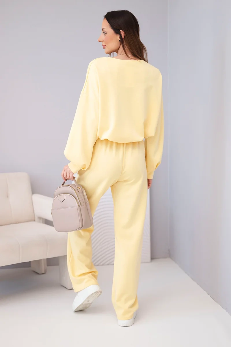 Komplet damski masełko bluza z broszką i spodnie z prostą nogawką ciemny żółty - obrazek 4