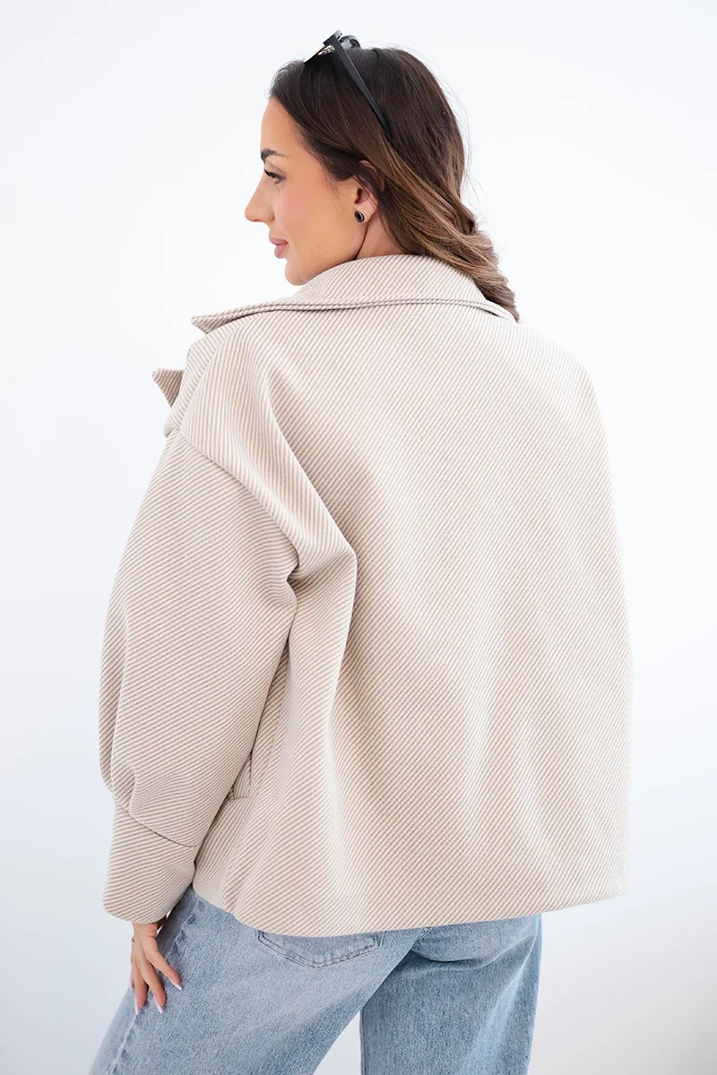 Kurtka damska krótka dwurzędowa z kołnierzem beżowa - obrazek 3