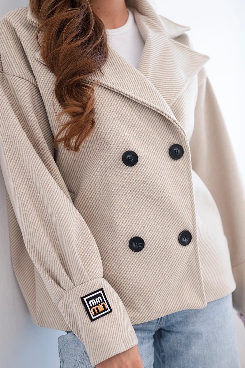 Kurtka damska krótka dwurzędowa z kołnierzem beżowa - obrazek 4