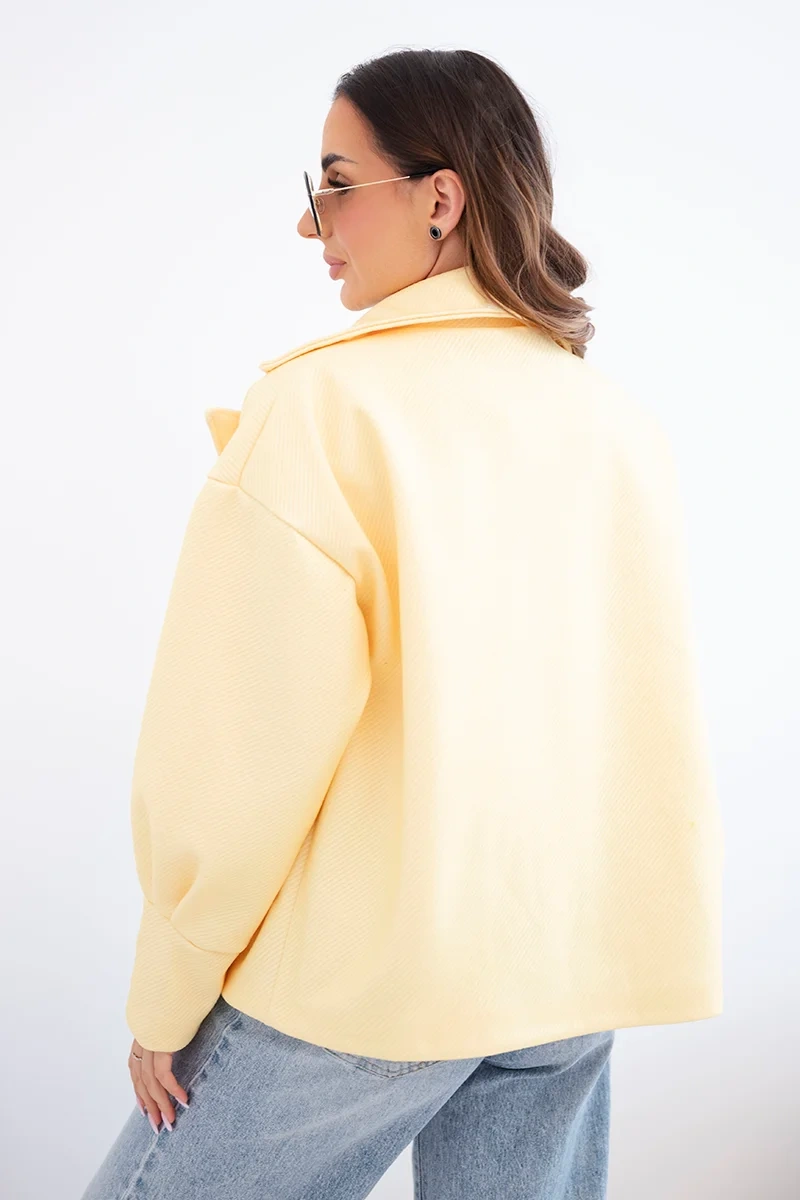 Kurtka damska krótka dwurzędowa z kołnierzem żółta - obrazek 3