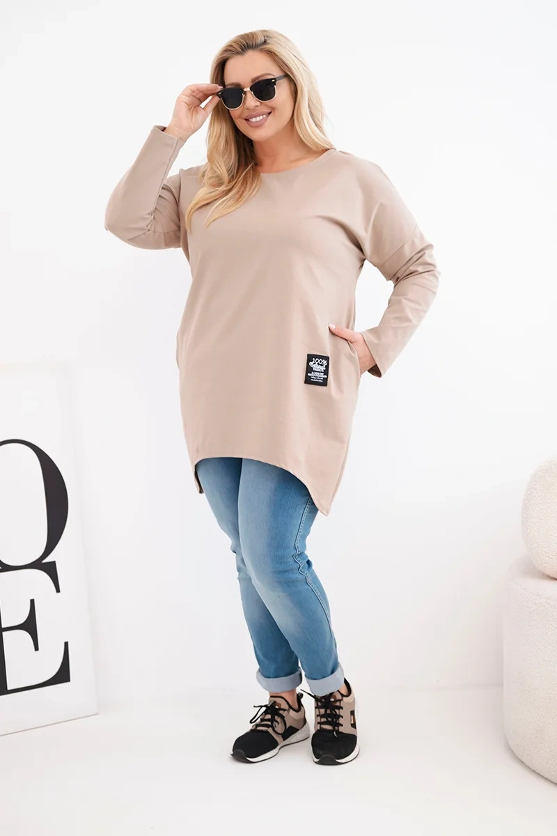 Bluzka damska Plus Size z dłuższym tyłem i długim rękawem camelowa - obrazek 2