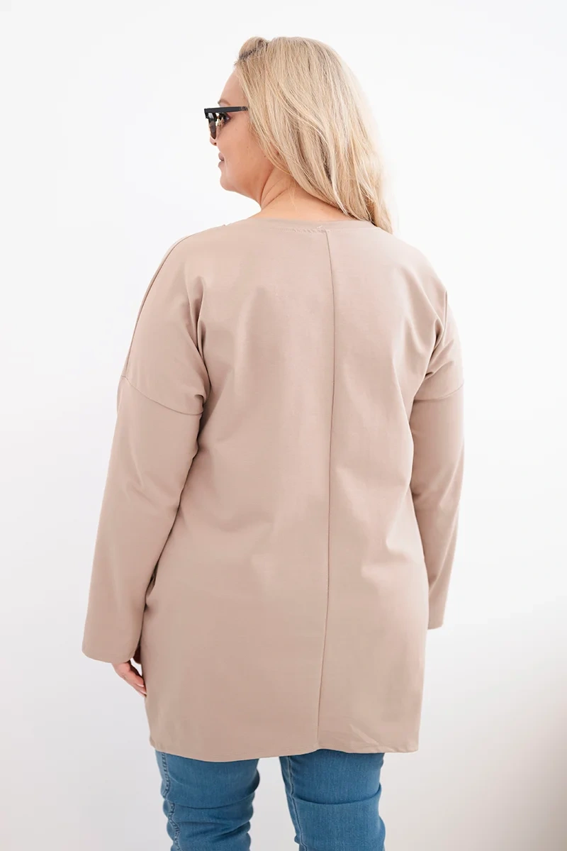 Bluzka damska Plus Size z dłuższym tyłem i długim rękawem camelowa - obrazek 3