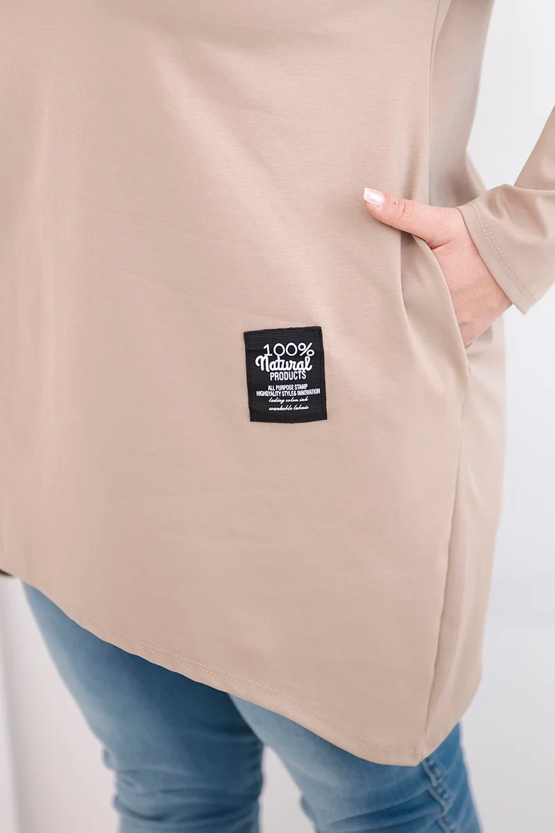 Bluzka damska Plus Size z dłuższym tyłem i długim rękawem camelowa - obrazek 4