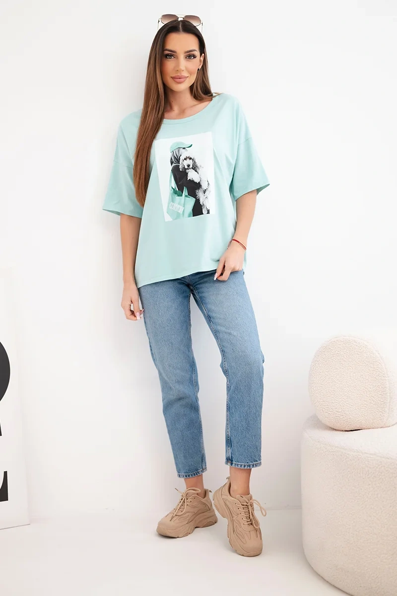 Bluzka damska bawełniana oversize z krótkim rękawem i modnym nadrukiem ciemno miętowa - obrazek 2