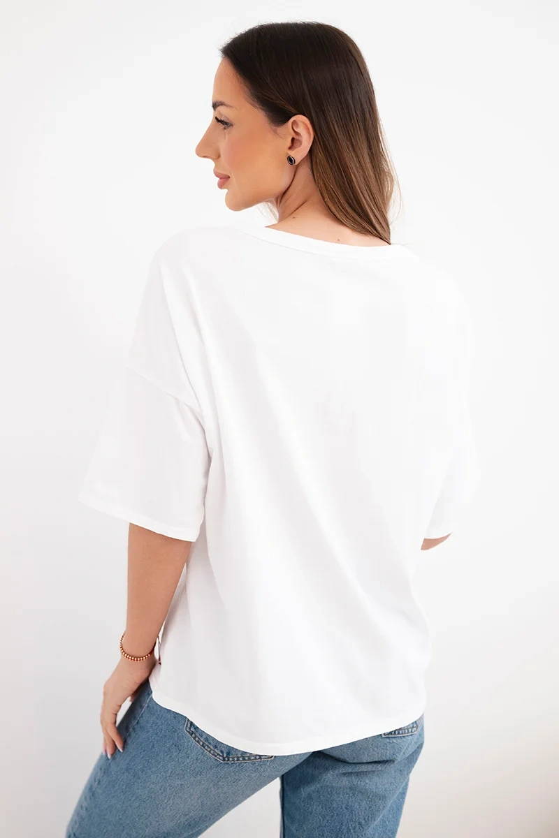 Bluzka damska bawełniana oversize z krótkim rękawem i modnym nadrukiem biała - obrazek 3