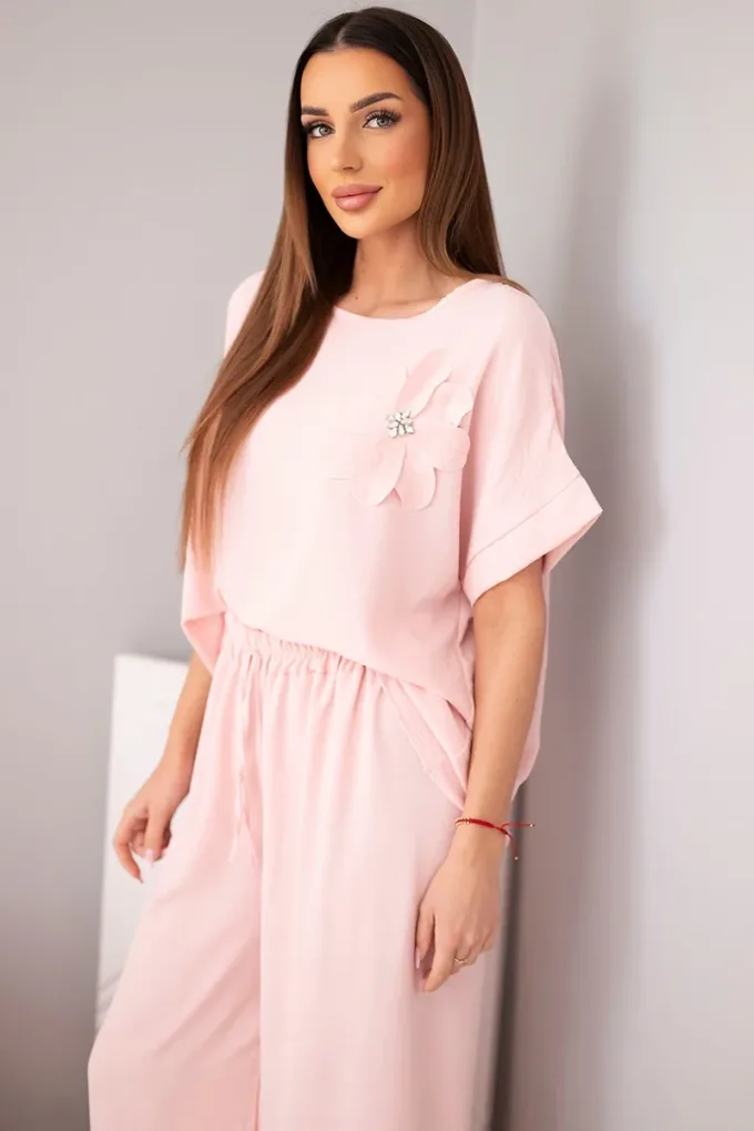 Komplet damski z wiskozy z ozdobnym kwiatem i szerokimi spodniami pudrowy róż