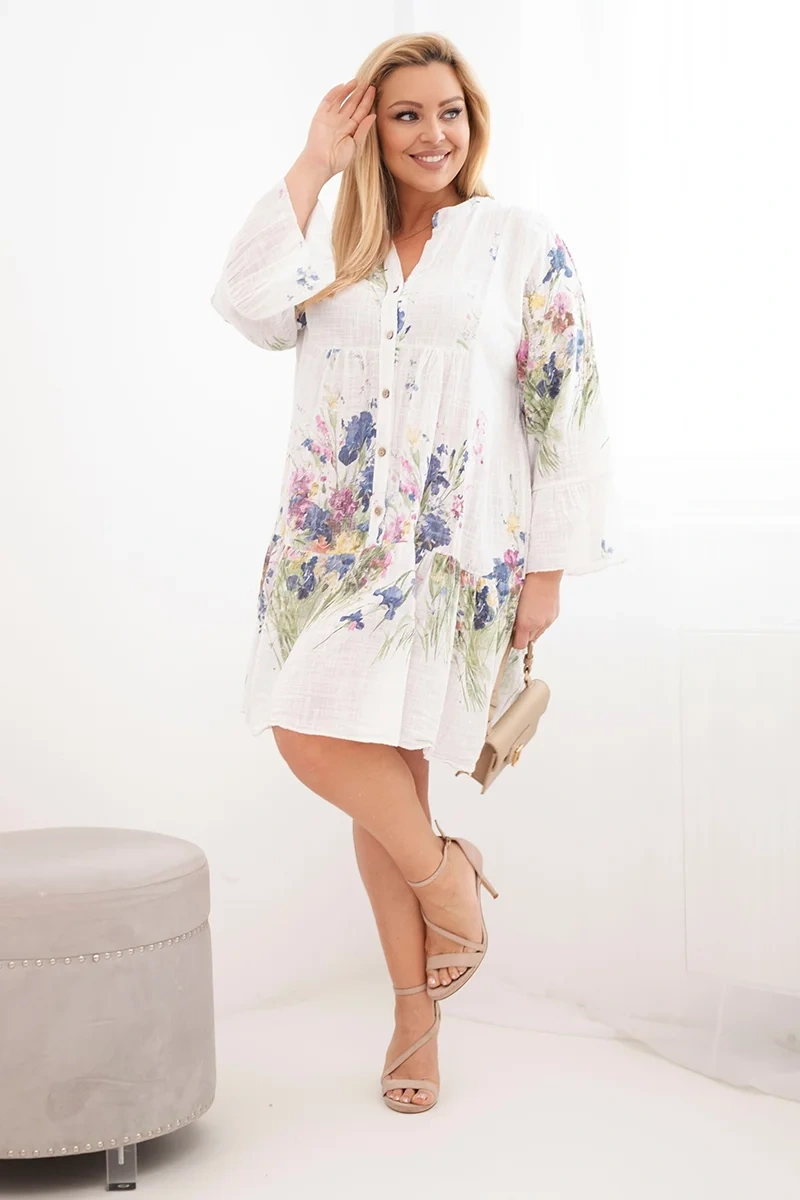 Sukienka damska bawełniana Plus Size z dekoltem V i guzikami kwiatowy wzór biała - obrazek 2