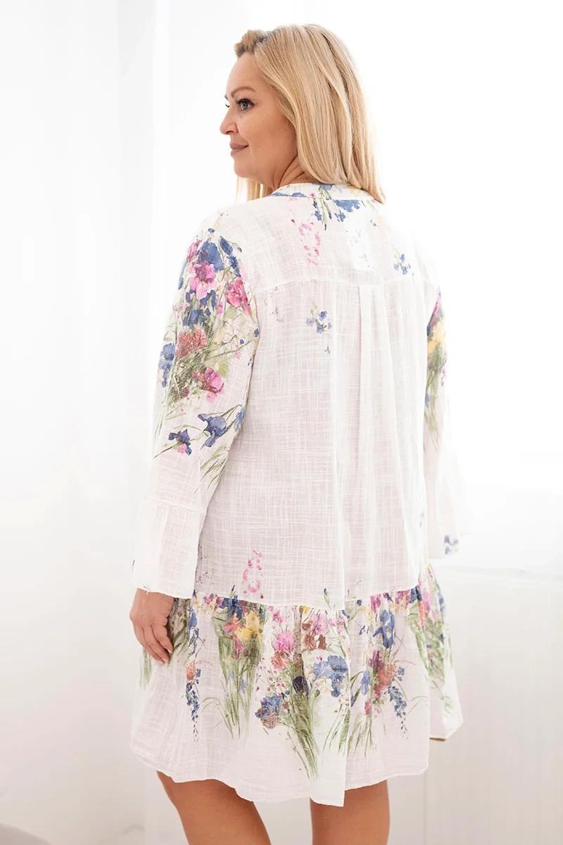 Sukienka damska bawełniana Plus Size z dekoltem V i guzikami kwiatowy wzór biała - obrazek 3