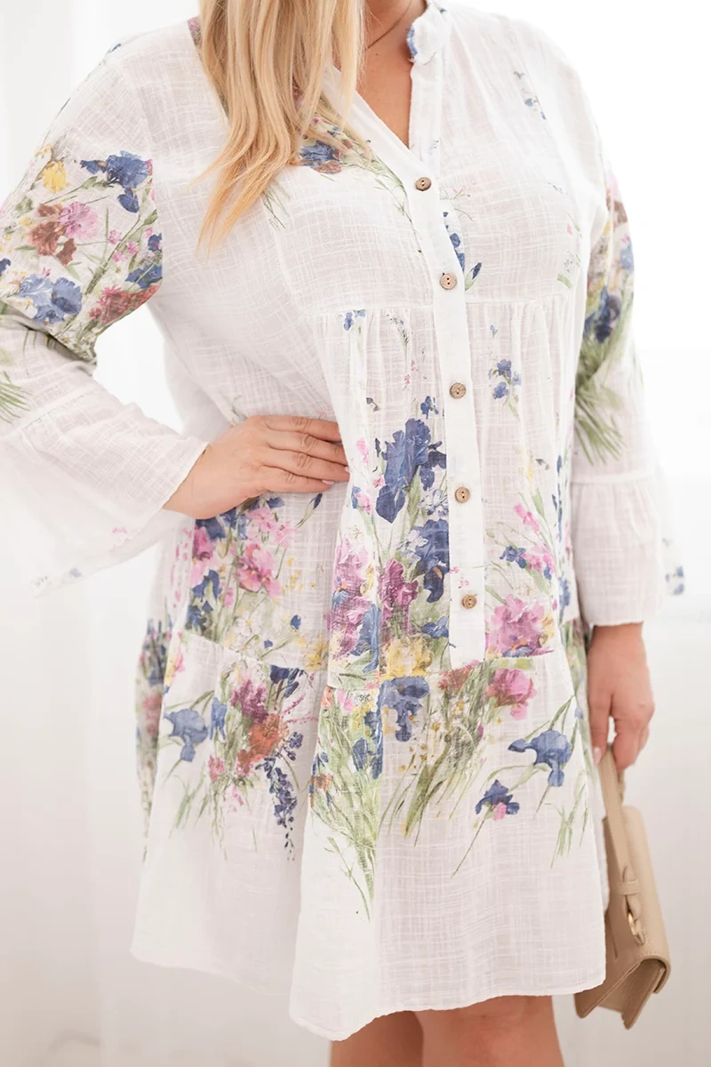 Sukienka damska bawełniana Plus Size z dekoltem V i guzikami kwiatowy wzór biała - obrazek 4