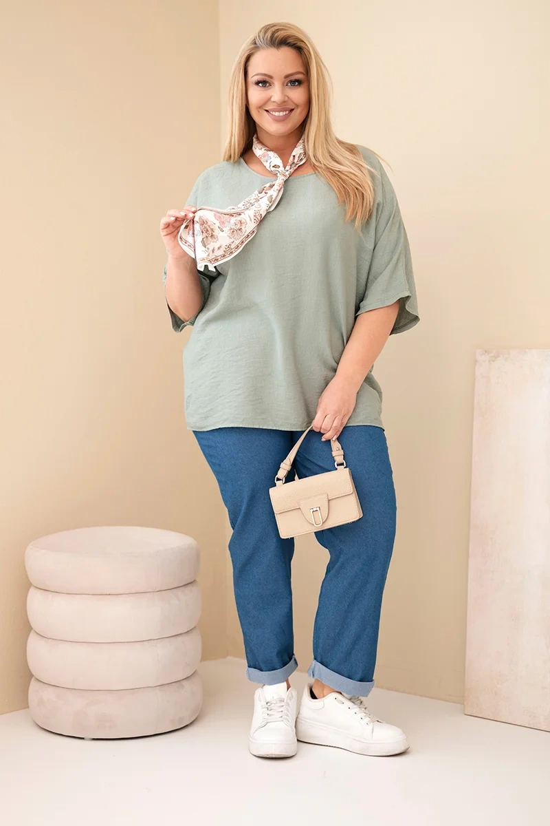 Bluzka damska wiskozowa Plus Size z krótkim rękawem i ozdobną apaszką khaki - obrazek 2