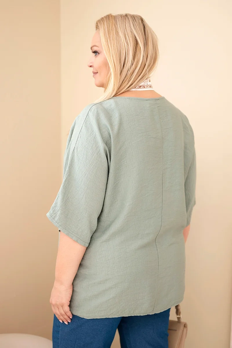 Bluzka damska wiskozowa Plus Size z krótkim rękawem i ozdobną apaszką khaki - obrazek 3