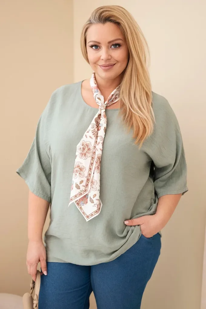 Bluzka damska wiskozowa Plus Size z krótkim rękawem i ozdobną apaszką khaki