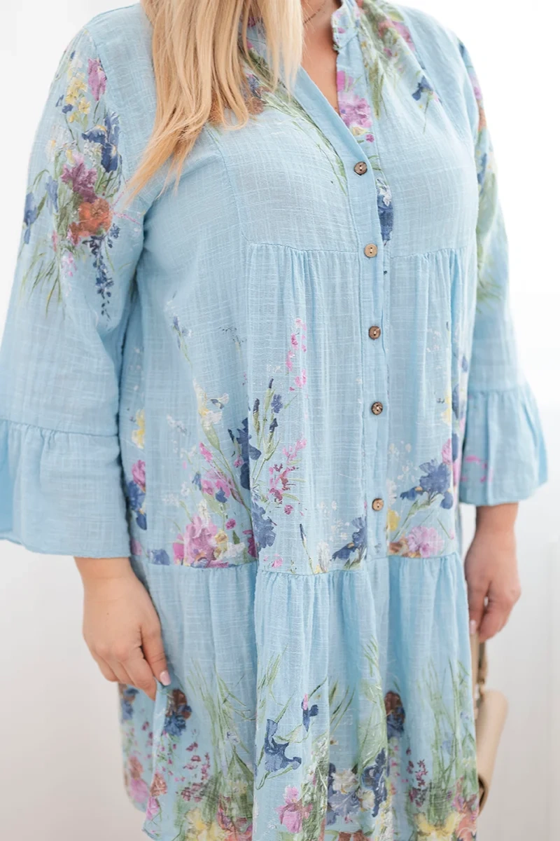 Sukienka damska bawełniana Plus Size z dekoltem V i guzikami kwiatowy wzór niebieska - obrazek 4