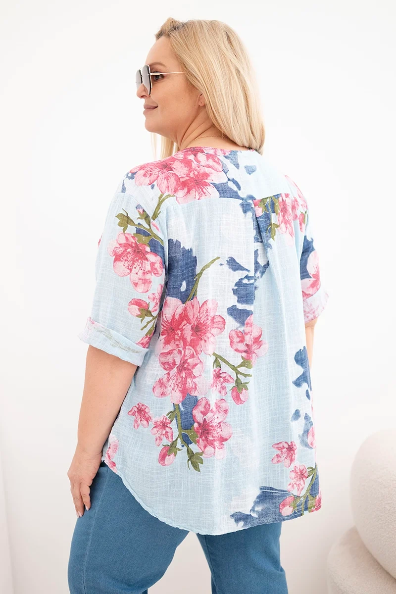 Bluzka damska bawełniana Plus Size z dekoltem V w kwiatowy wzór niebieska - obrazek 3