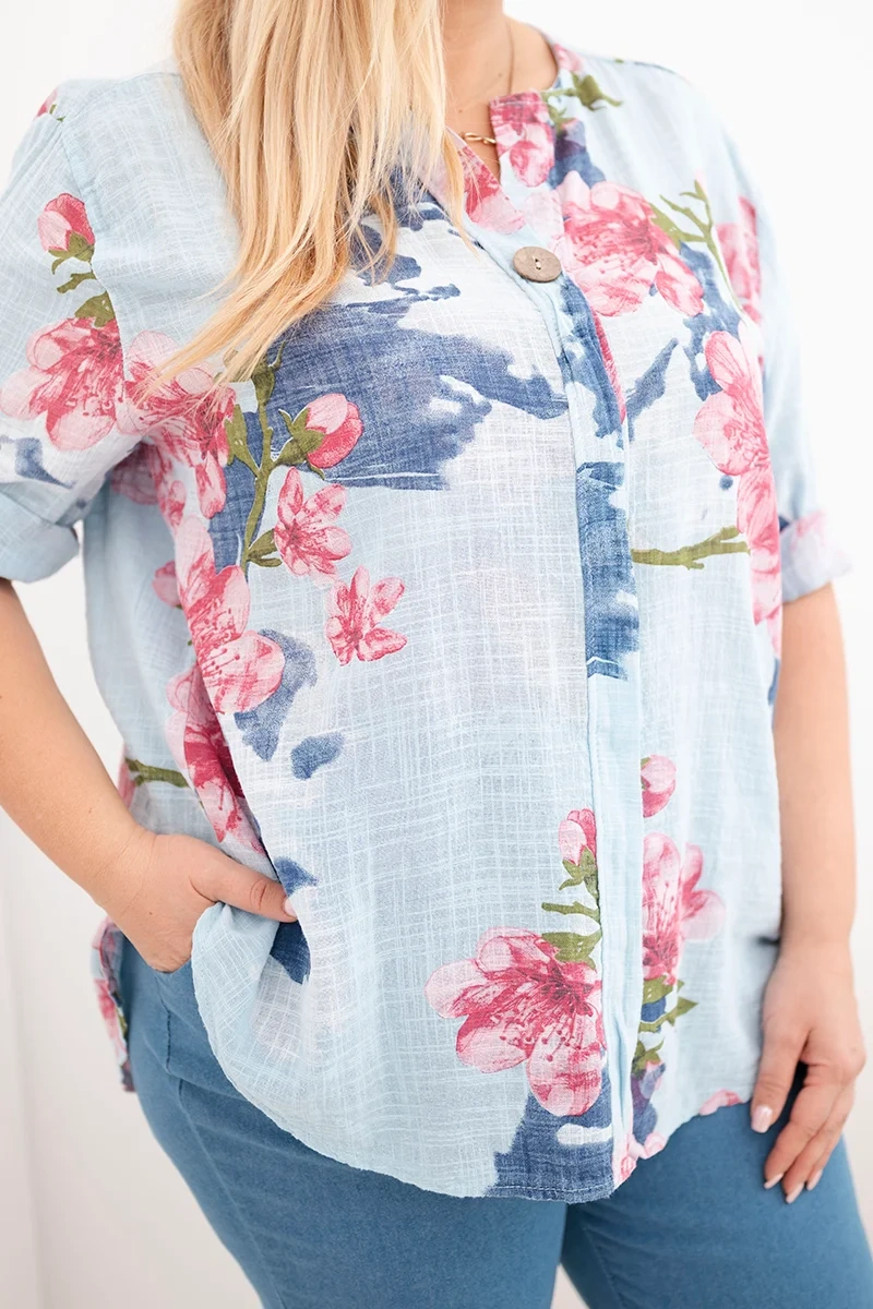 Bluzka damska bawełniana Plus Size z dekoltem V w kwiatowy wzór niebieska - obrazek 4