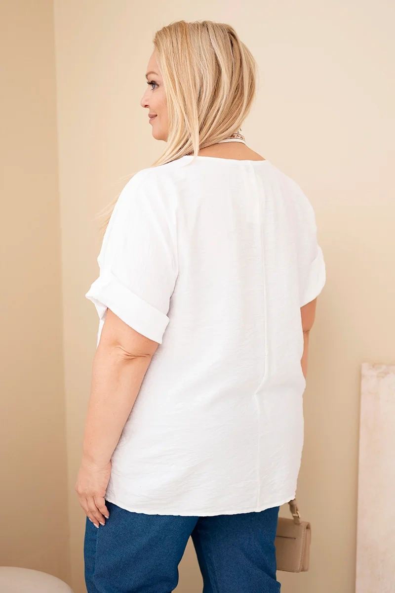 Bluzka damska wiskozowa Plus Size z krótkim rękawem i ozdobną apaszką biała - obrazek 3
