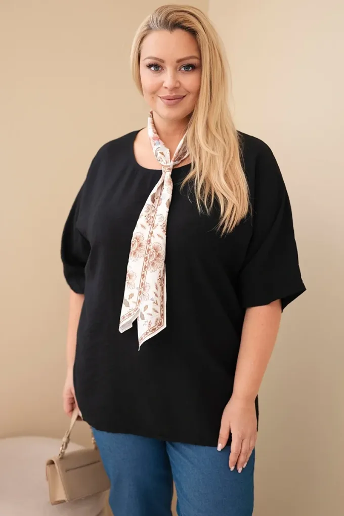 Bluzka damska wiskozowa Plus Size z krótkim rękawem i ozdobną apaszką czarna