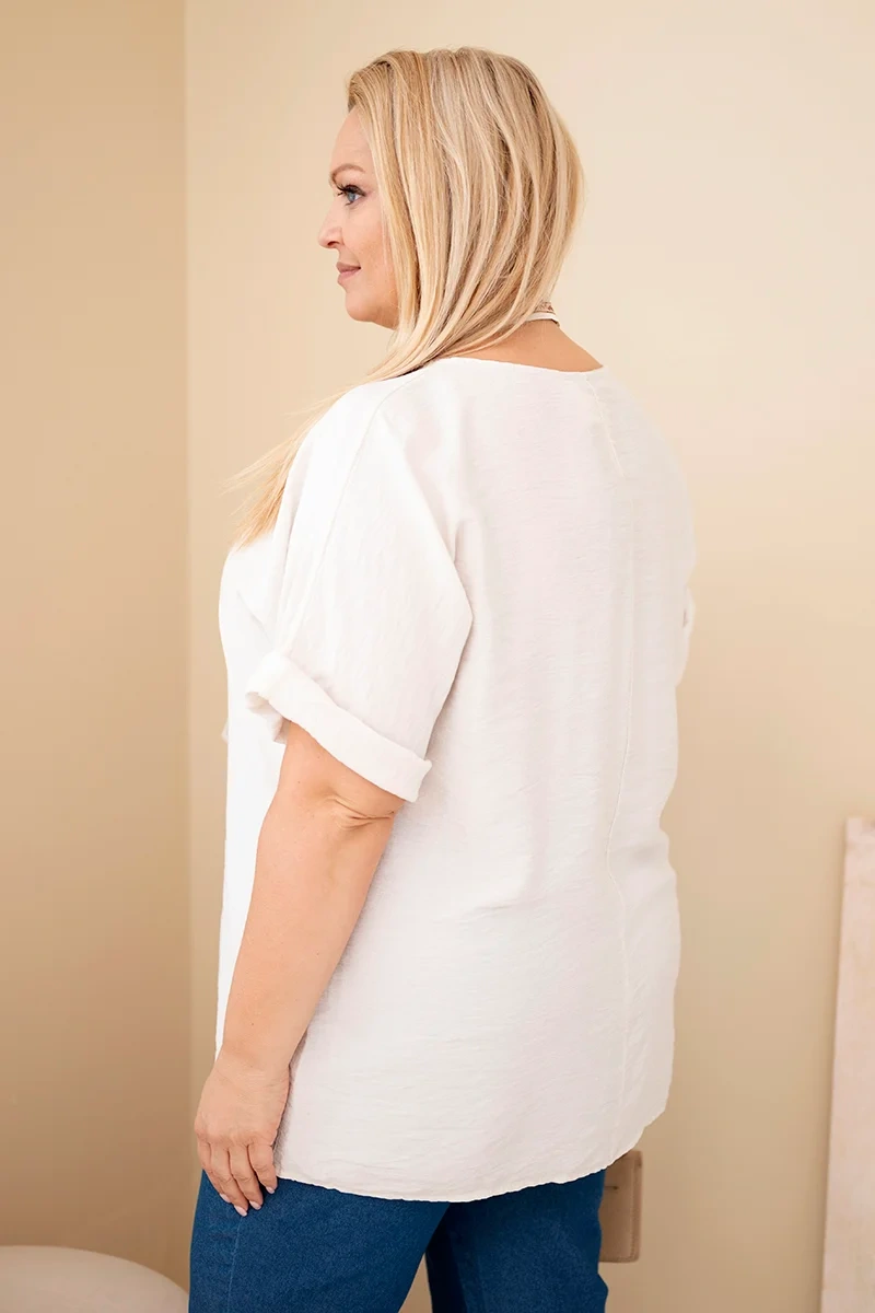 Bluzka damska wiskozowa Plus Size z krótkim rękawem i ozdobną apaszką beżowa - obrazek 3