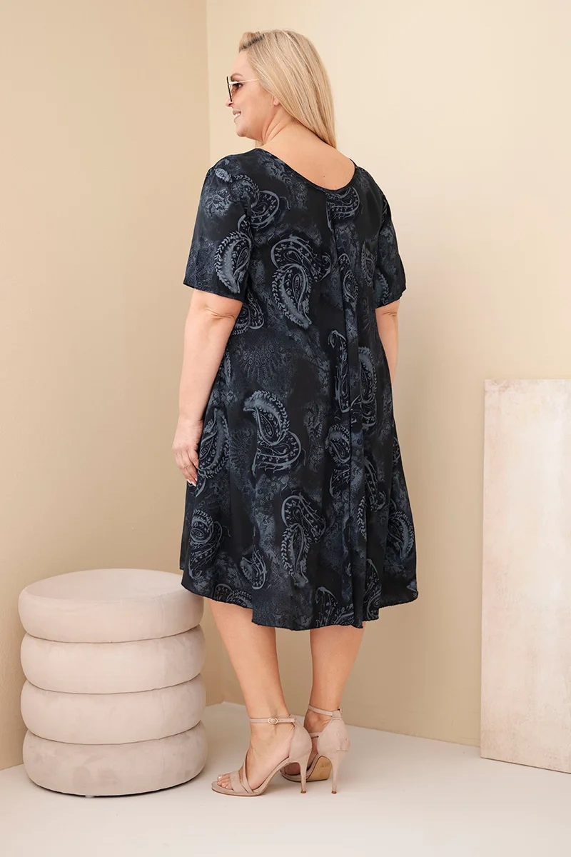 Sukienka damska wiskozowa Plus Size z krótkim rękawem i fasonem paisley czarna - obrazek 3