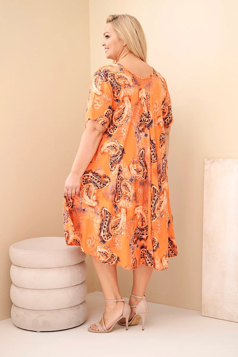 Sukienka damska wiskozowa Plus Size z krótkim rękawem i fasonem paisley pomarańczowa - obrazek 3