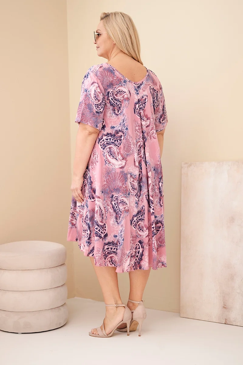 Sukienka damska wiskozowa Plus Size z krótkim rękawem i fasonem paisley różowa - obrazek 3