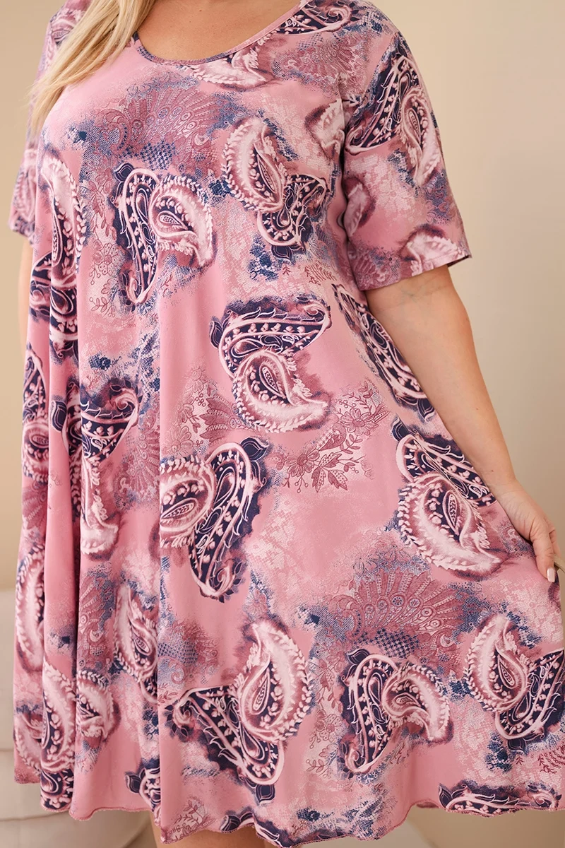 Sukienka damska wiskozowa Plus Size z krótkim rękawem i fasonem paisley różowa - obrazek 4