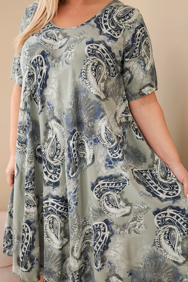 Sukienka damska wiskozowa Plus Size z krótkim rękawem i fasonem paisley khaki - obrazek 4
