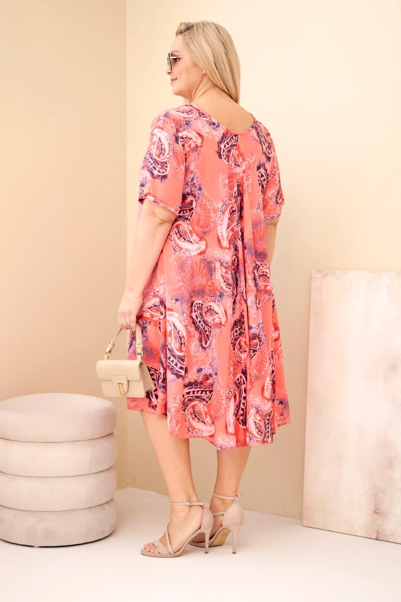 Sukienka damska wiskozowa Plus Size z krótkim rękawem i fasonem paisley malinowa - obrazek 3