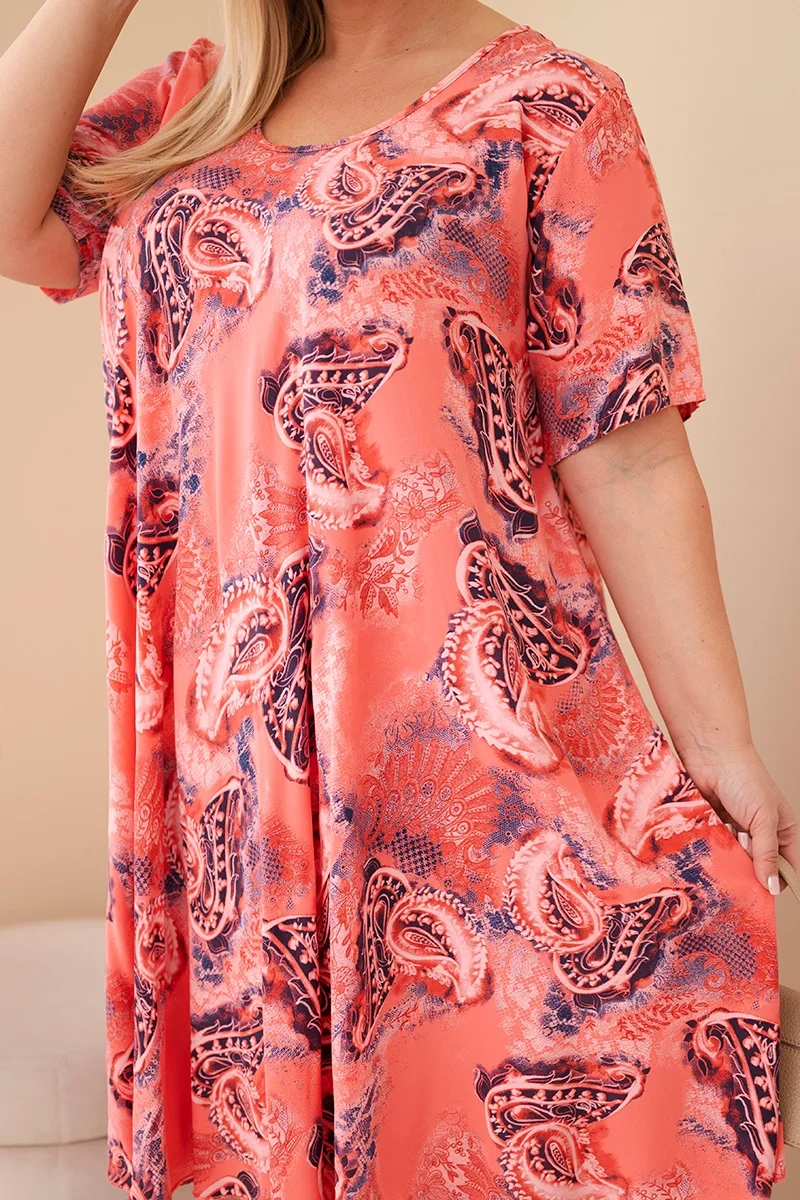 Sukienka damska wiskozowa Plus Size z krótkim rękawem i fasonem paisley malinowa - obrazek 4