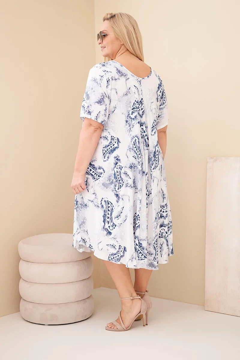 Sukienka damska wiskozowa Plus Size z krótkim rękawem i fasonem paisley biała - obrazek 3