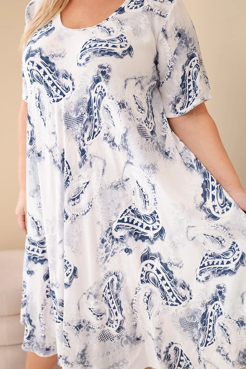 Sukienka damska wiskozowa Plus Size z krótkim rękawem i fasonem paisley biała - obrazek 4