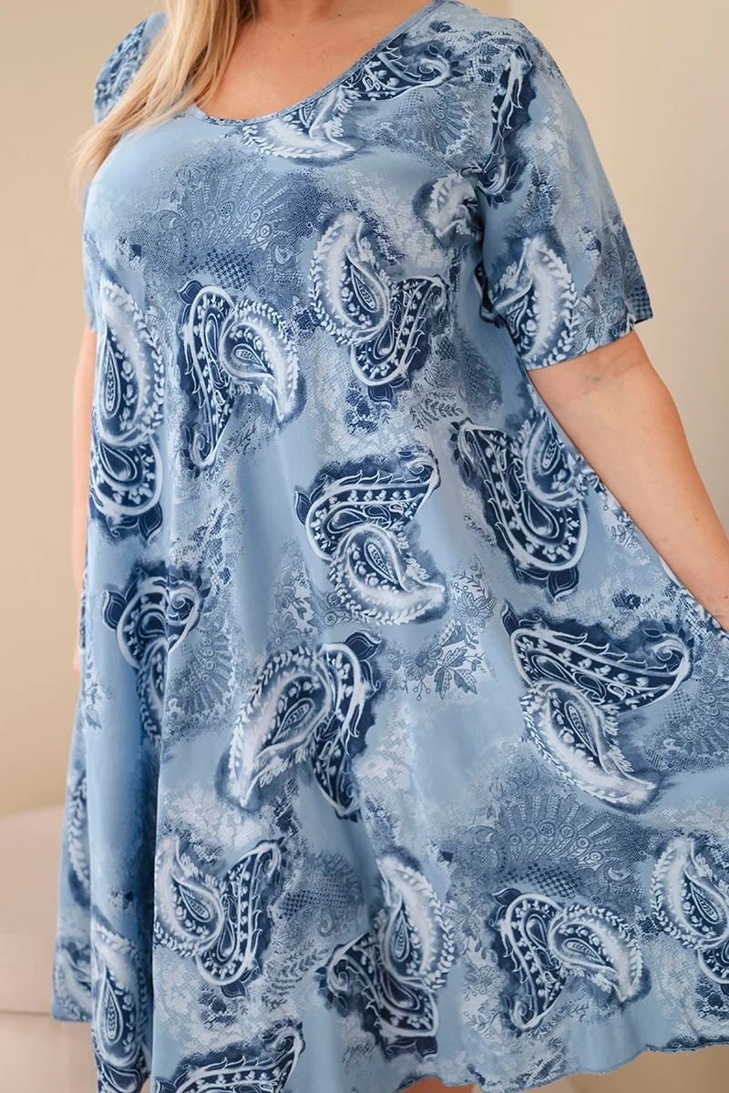 Sukienka damska wiskozowa Plus Size z krótkim rękawem i fasonem paisley jeansowa - obrazek 4