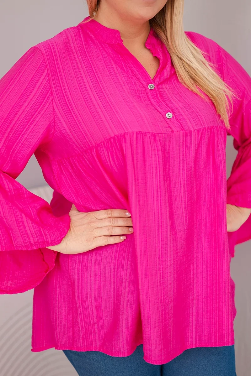 Bluzka damska wiskozowa Plus Size z falbaniastym rękawem i dekoltem V fuksja - obrazek 4