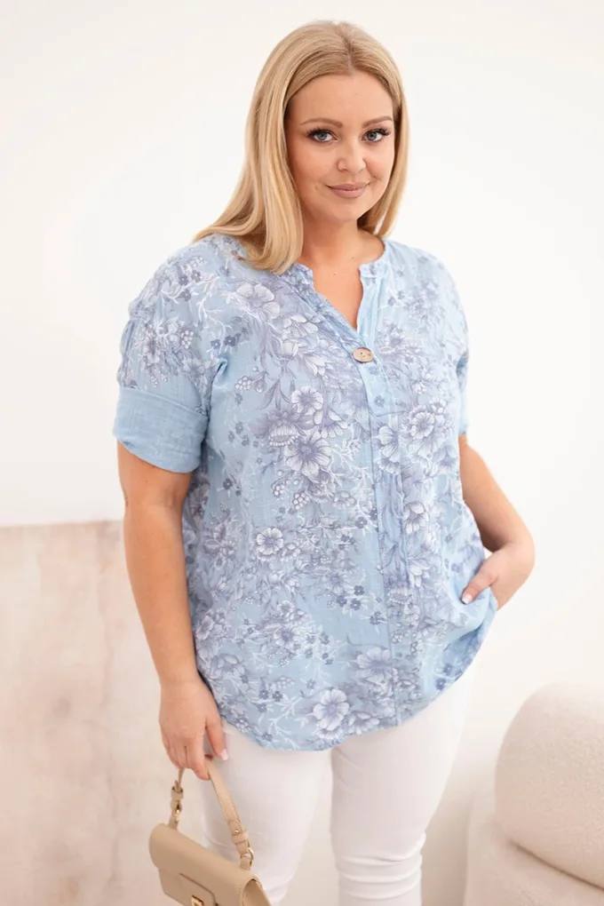 Bluzka damska bawełniana Plus Size z krótkim rękawem i ozdobnym guzikiem niebieska