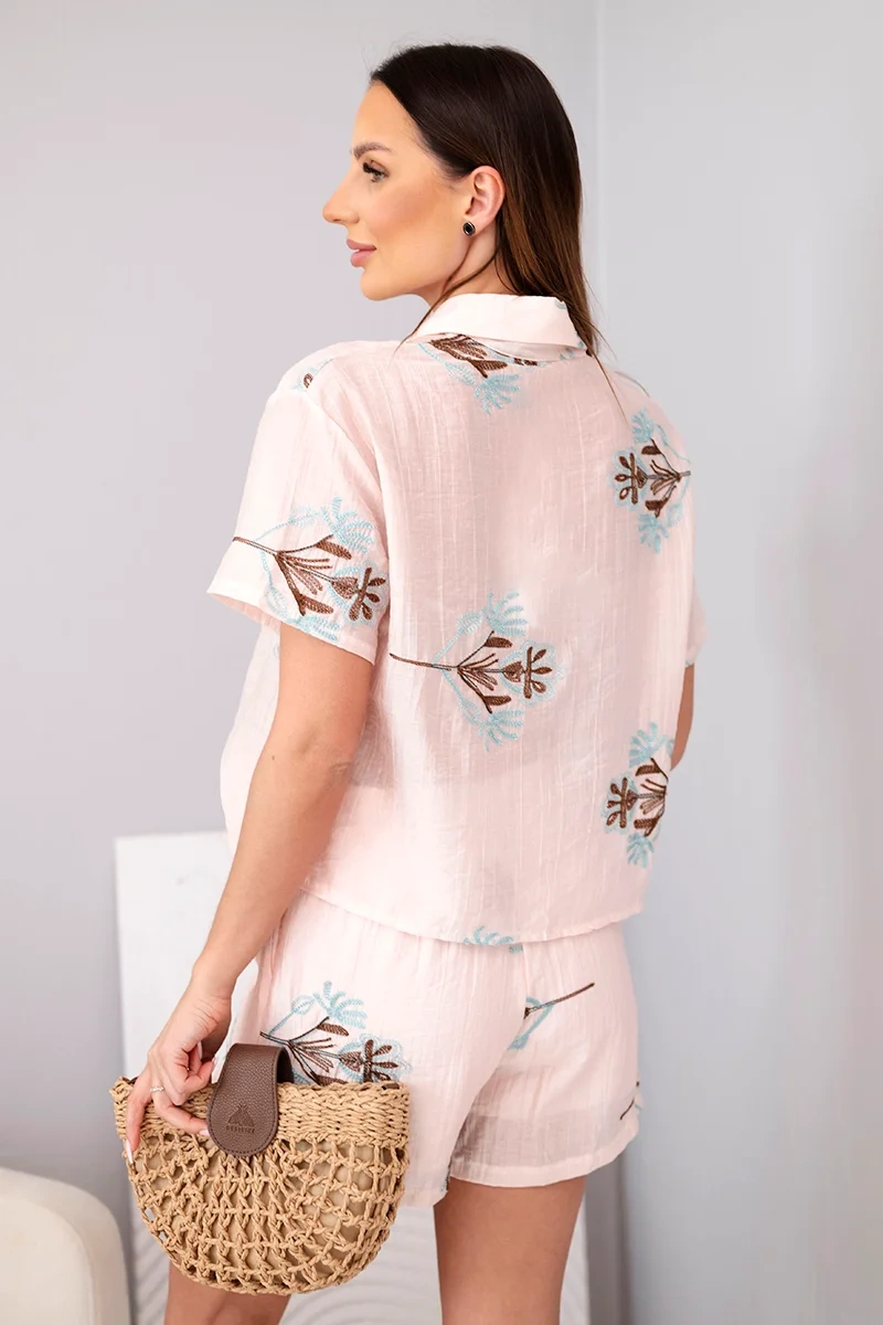 Komplet damski koszula z krótkim rękawem i spódnico-spodenki haftowane pudrowy róż - obrazek 3