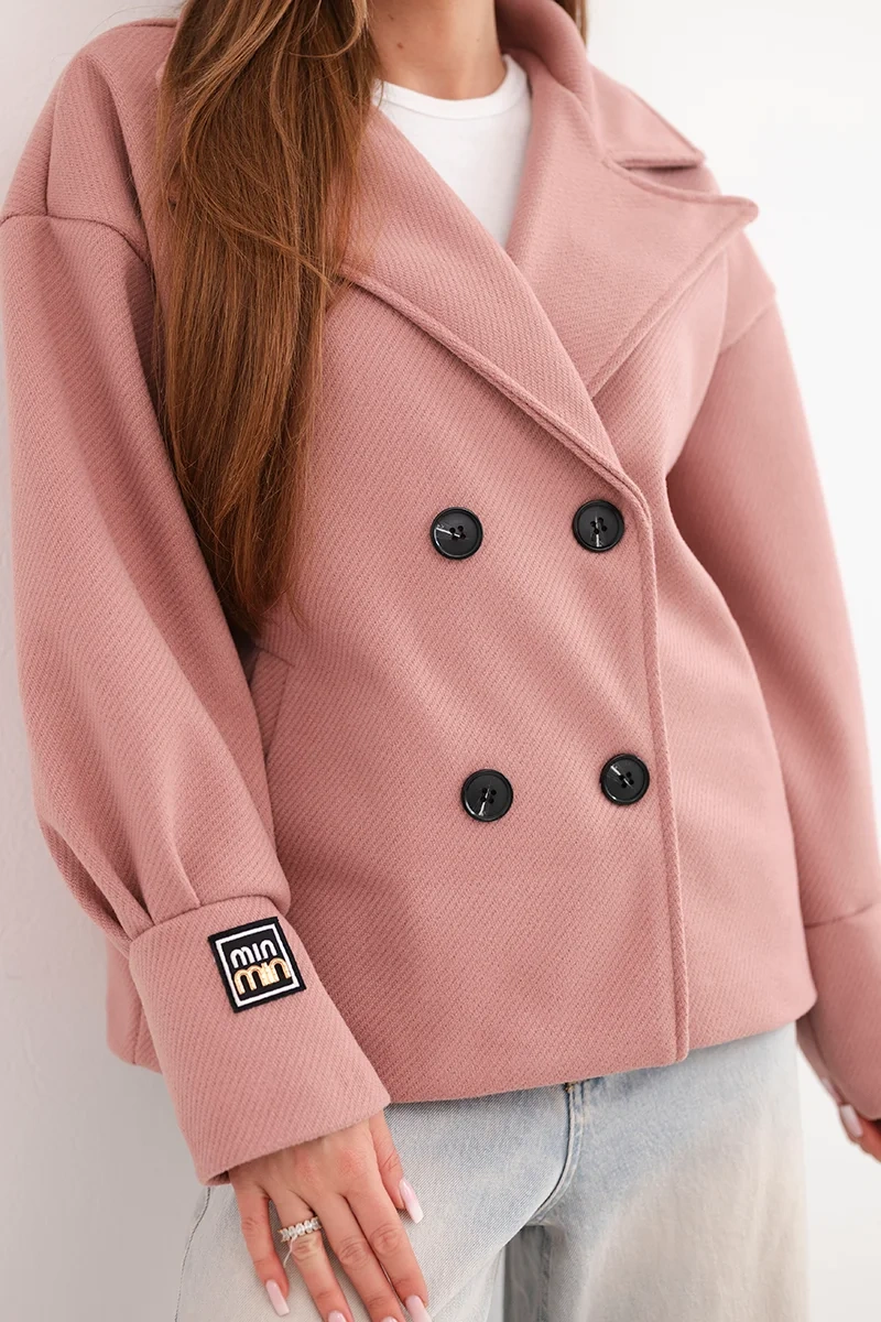 Kurtka damska krótka dwurzędowa z kołnierzem ciemno różowa - obrazek 4