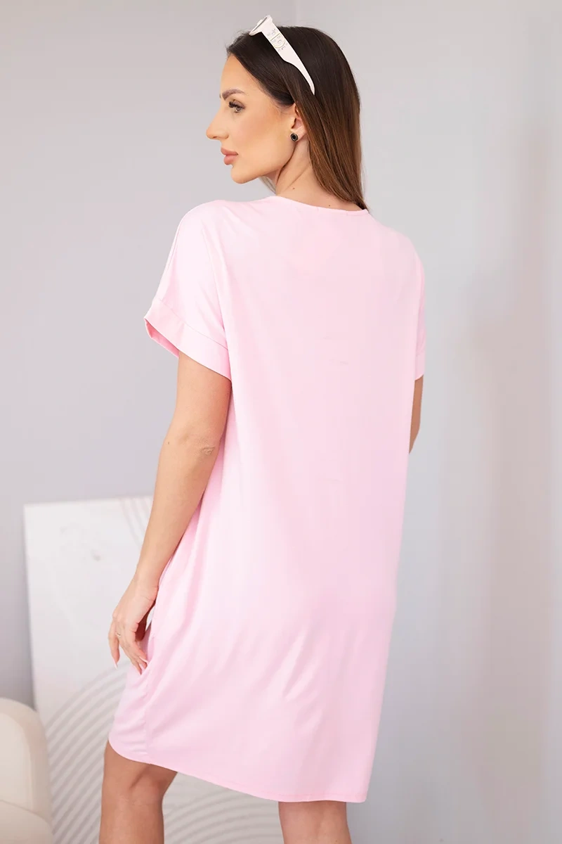 Sukienka damska wiskozowa z krótkim rękawem i ozdobnym nadrukiem cukierkowy róż - obrazek 3