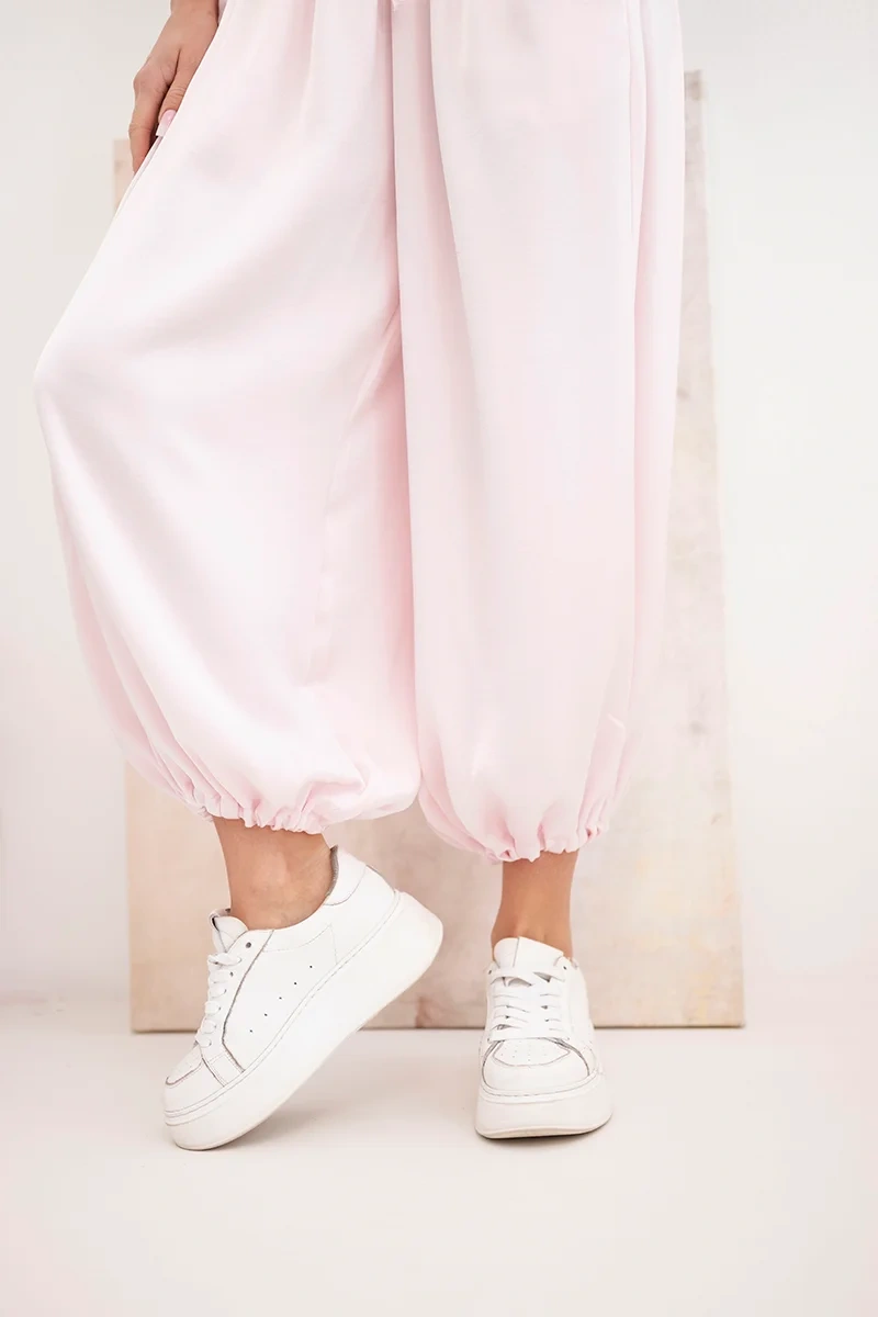 Spodnie damskie szerokie z gumką w pasie i wiązaniem typu alladynki cukierkowy róż - obrazek 4