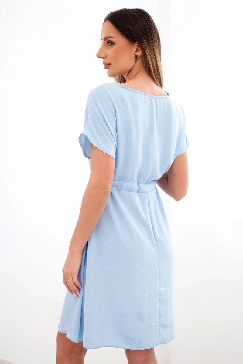 Sukienka damska z krótkim rękawem i wiązaniem w pasie niebieska - obrazek 3