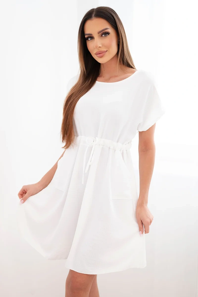Sukienka damska z krótkim rękawem i wiązaniem w pasie biała