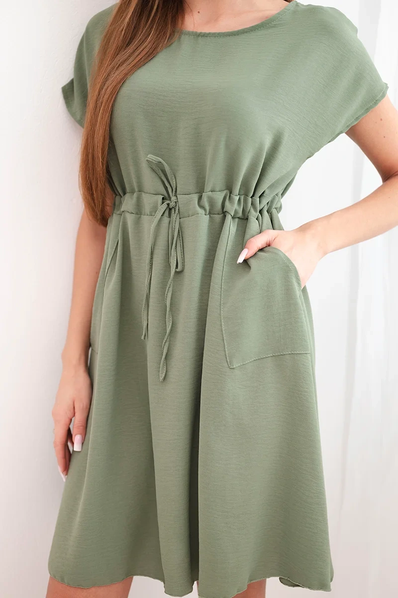 Sukienka damska z krótkim rękawem i wiązaniem w pasie khaki - obrazek 4