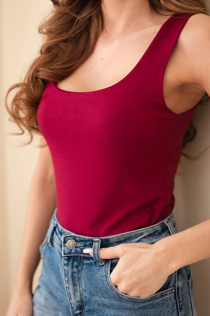 Bluzka damska na ramiączkach z dekoltem jasno bordowa - obrazek 3