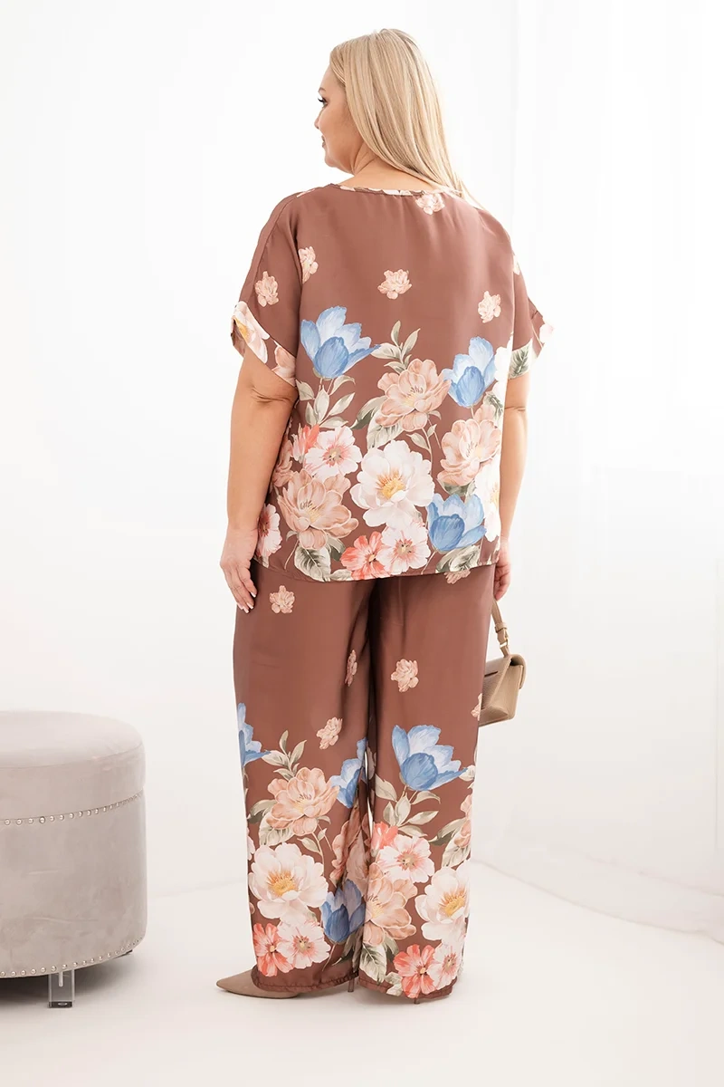Komplet damski Plus Size z bluzką i spodniami w kwiaty z szeroką nogawką brązowy - obrazek 3