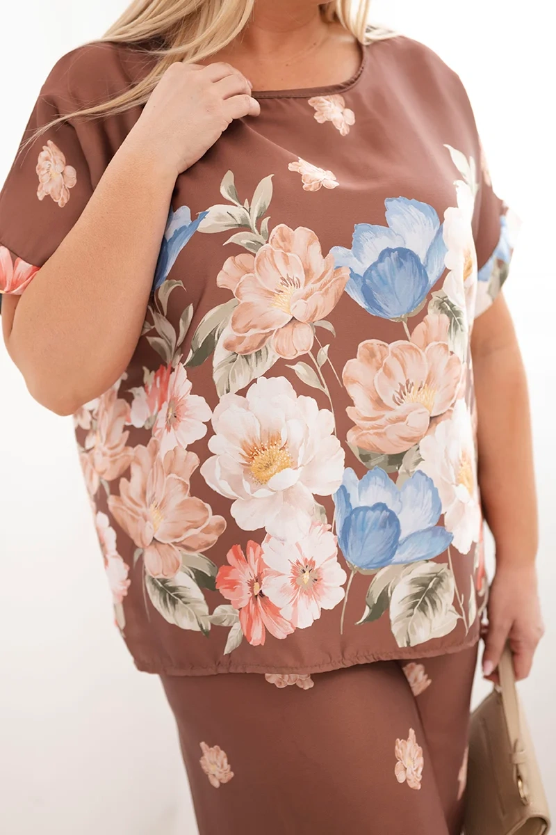 Komplet damski Plus Size z bluzką i spodniami w kwiaty z szeroką nogawką brązowy - obrazek 4