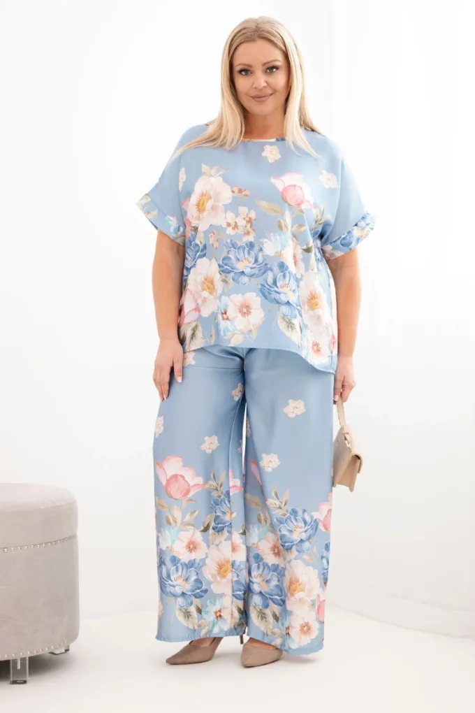 Komplet damski Plus Size z bluzką i spodniami w kwiaty z szeroką nogawką niebieski
