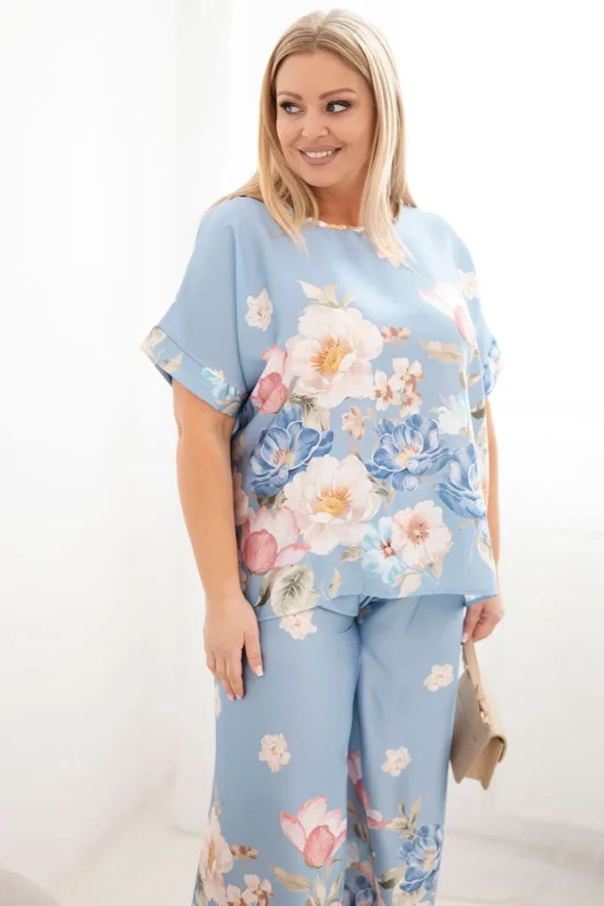 Komplet damski Plus Size z bluzką i spodniami w kwiaty z szeroką nogawką niebieski