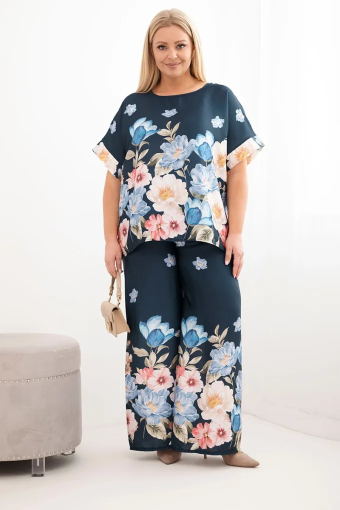 Komplet damski Plus Size z bluzką i spodniami w kwiaty z szeroką nogawką granatowy