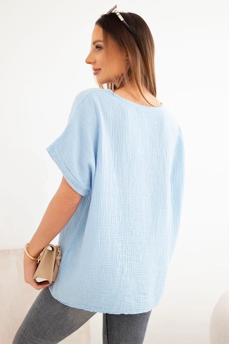 Bluzka damska bawełniana oversize z dekoltem V i koronką niebieska - obrazek 3