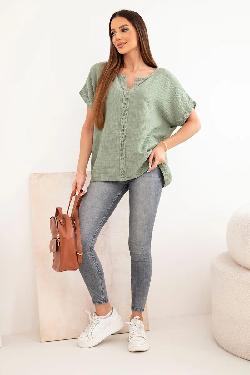 Bluzka damska bawełniana muślinowa oversize z dekoltem V i koronką khaki - obrazek 2