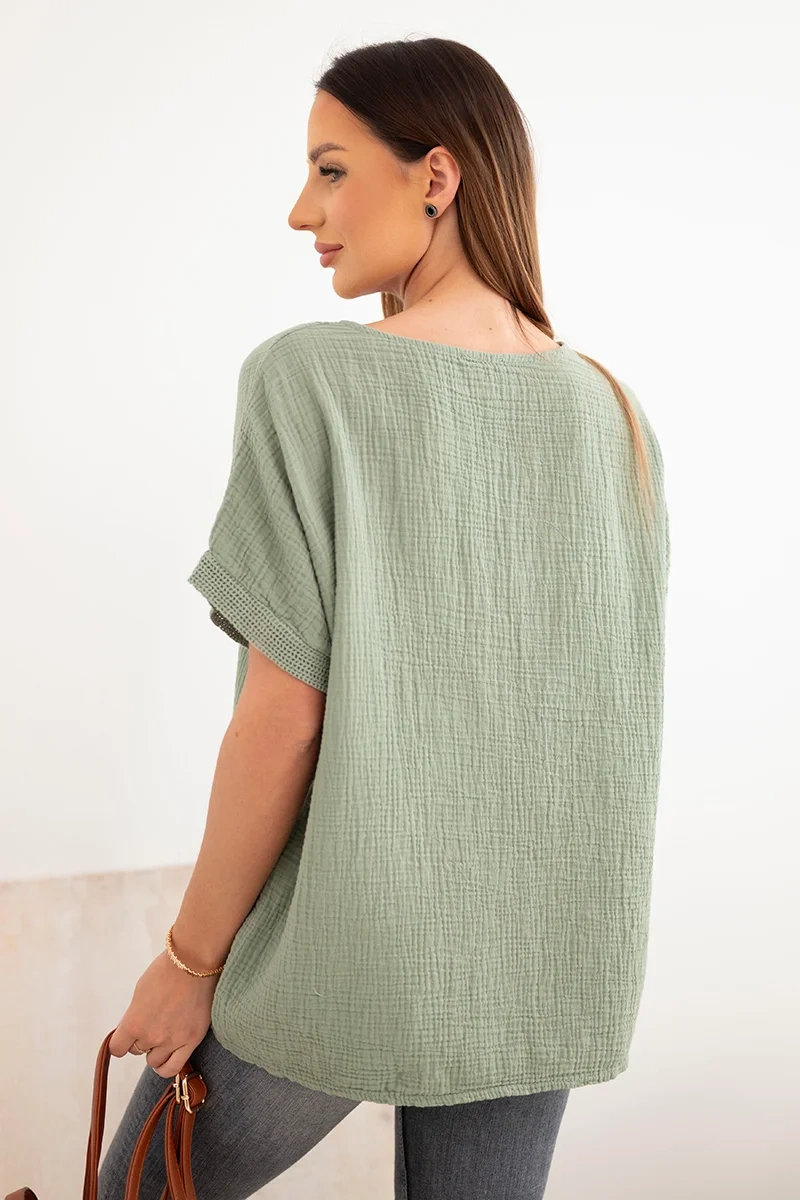 Bluzka damska bawełniana oversize z dekoltem V i koronką khaki - obrazek 3